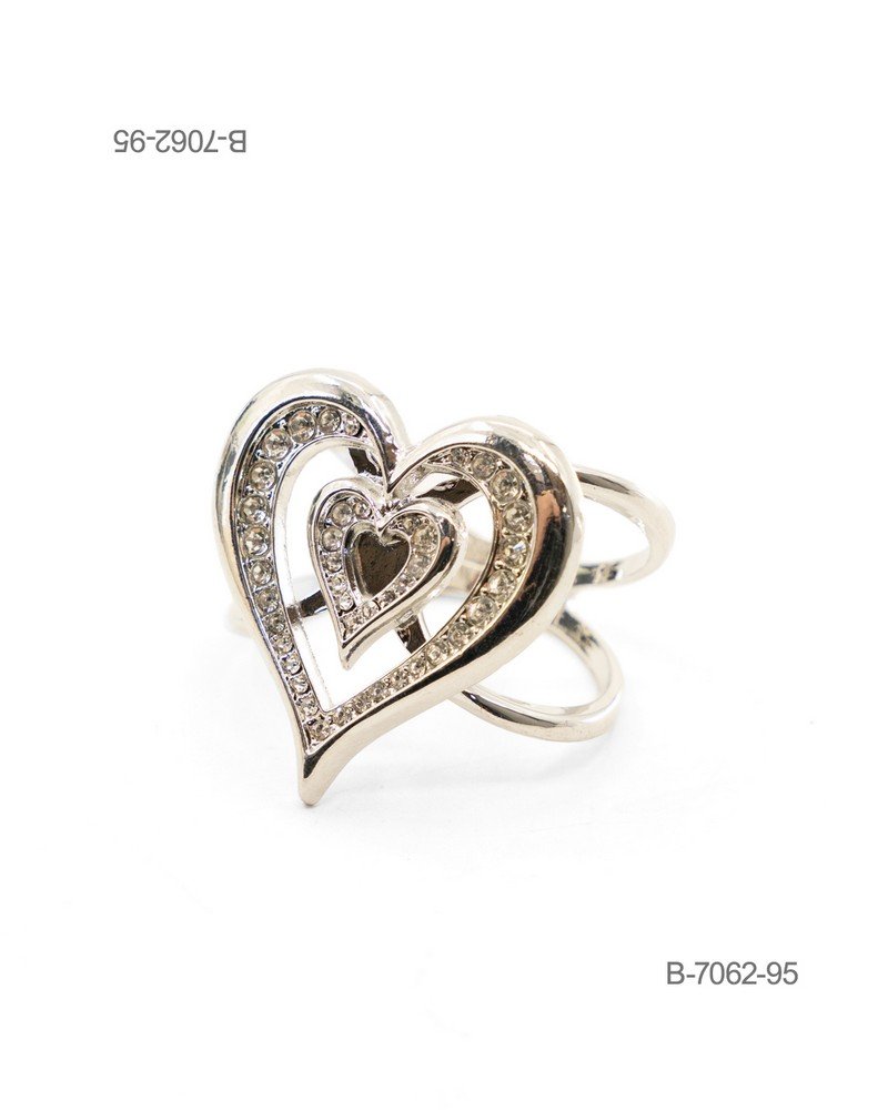 Pasapañuelo de diseño elegante en color plateado, con forma de corazones concéntricos ornamentados con pedrería brillante B7062