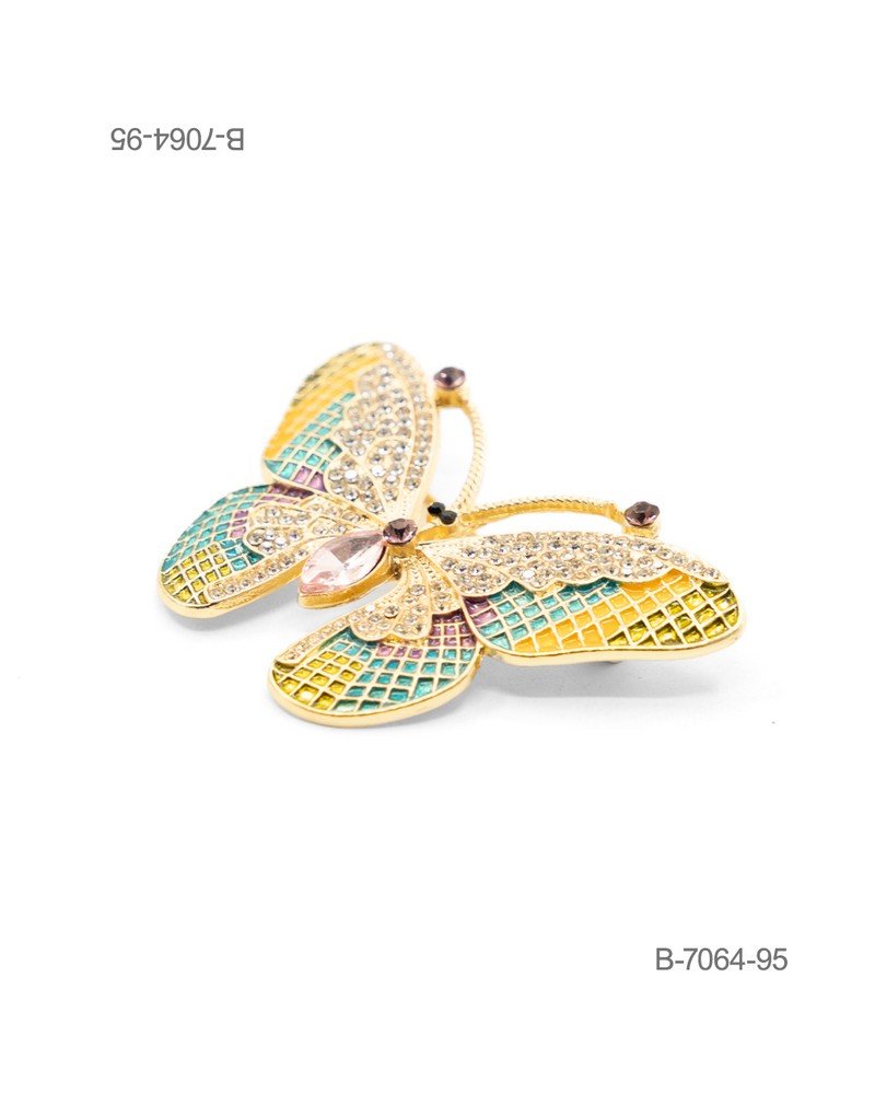 Prendedor de diseño elegante en color dorado, con forma de mariposa ornamentada con esmaltes de colores (amarillo, turquesa, violeta), pedrería brillante y cristales facetados B7064