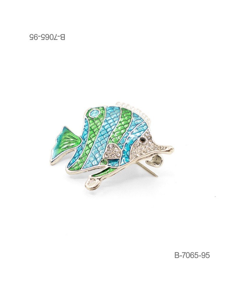 Prendedor de diseño elegante en color plateado, con forma de pez ornamentado con esmaltes de tonos azules y verdes y pedrería brillante en la cabeza y aletas B7065