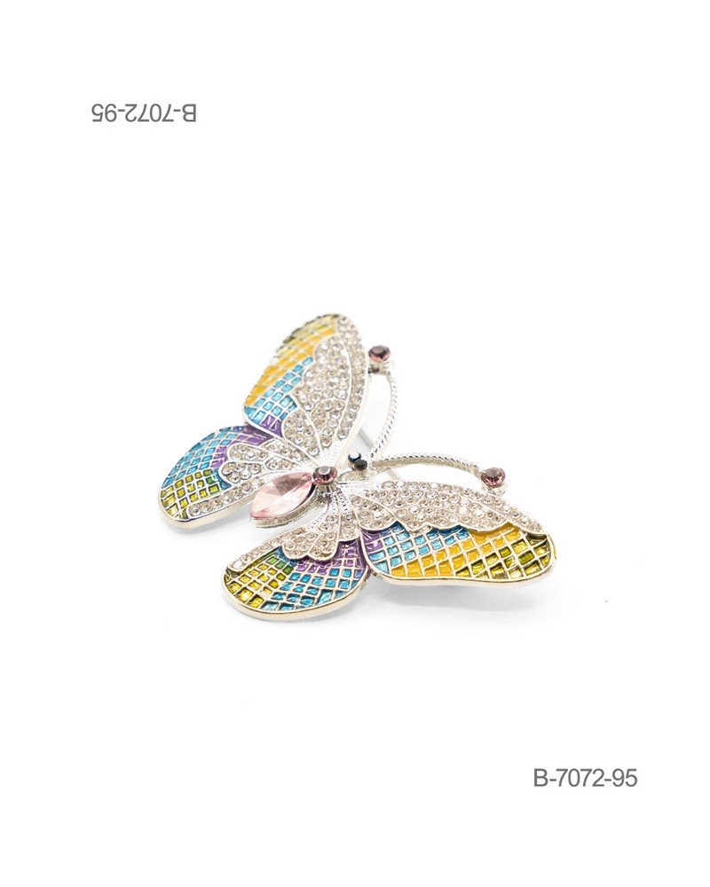 Prendedor de diseño elegante en color plateado, con forma de mariposa ornamentada con esmaltes de colores (amarillo, turquesa, violeta), pedrería brillante y cristales facetados B7072