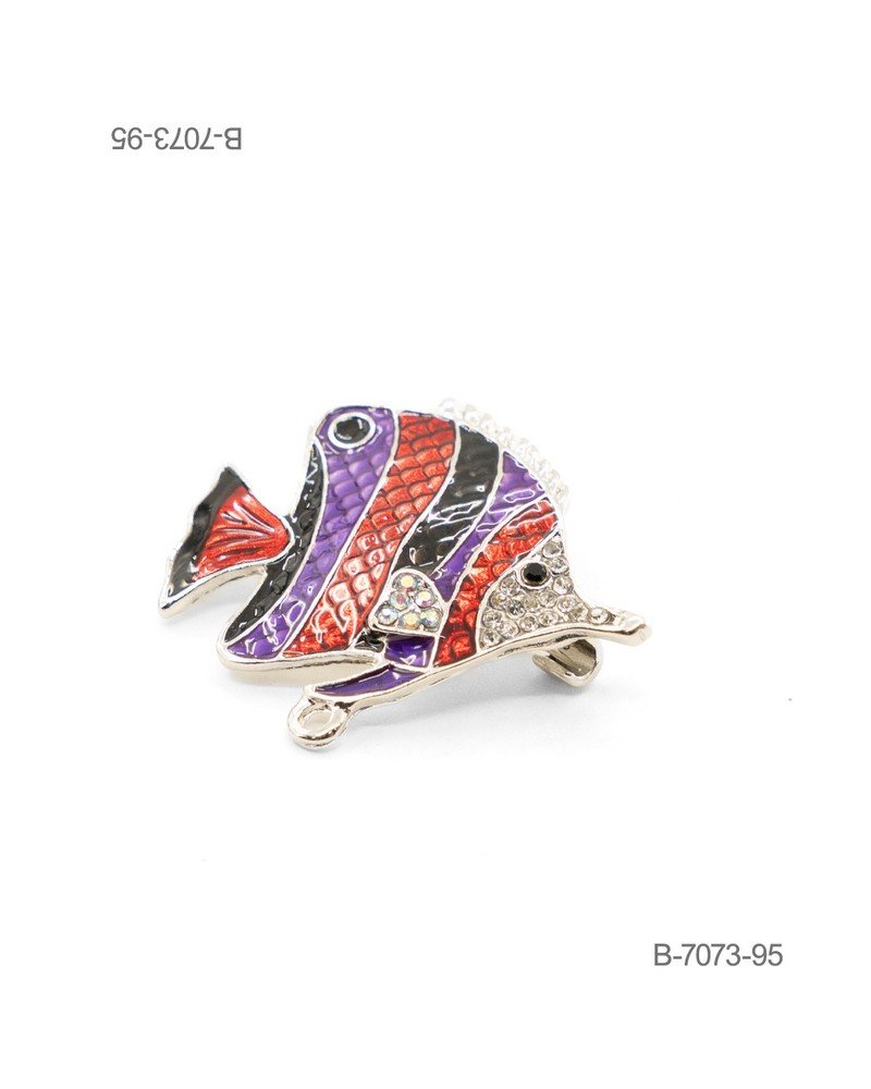Prendedor de diseño elegante en color plateado, con forma de pez ornamentado con esmaltes multicolores (violeta, rojo, negro y blanco) y pedrería brillante en la cabeza y aletas B7073
