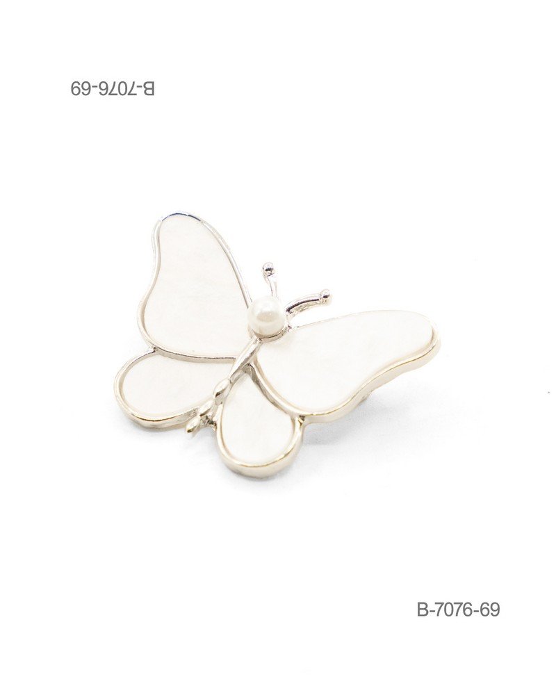 Prendedor de diseño elegante en color plateado, con forma de mariposa con alas de efecto nácar o marfil y una perla decorativa central B7076