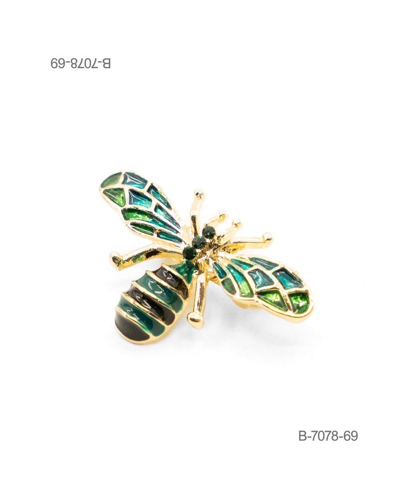 Prendedor de diseño elegante en color dorado, con forma de abeja o insecto ornamentado con esmaltes en tonos verdes y azules, y pedrería oscura B7078