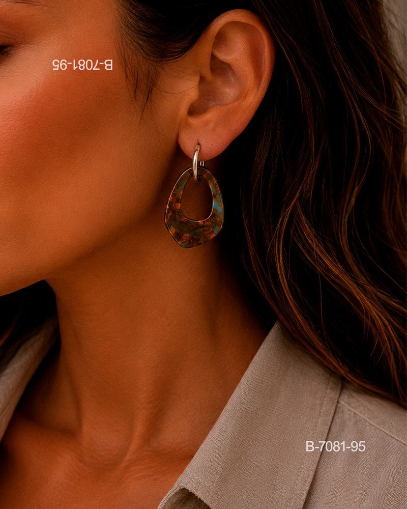 Aros o pendientes colgantes de diseño moderno, compuestos por una pequeña argolla metálica superior y una pieza colgante de forma irregular con efecto carey B7081