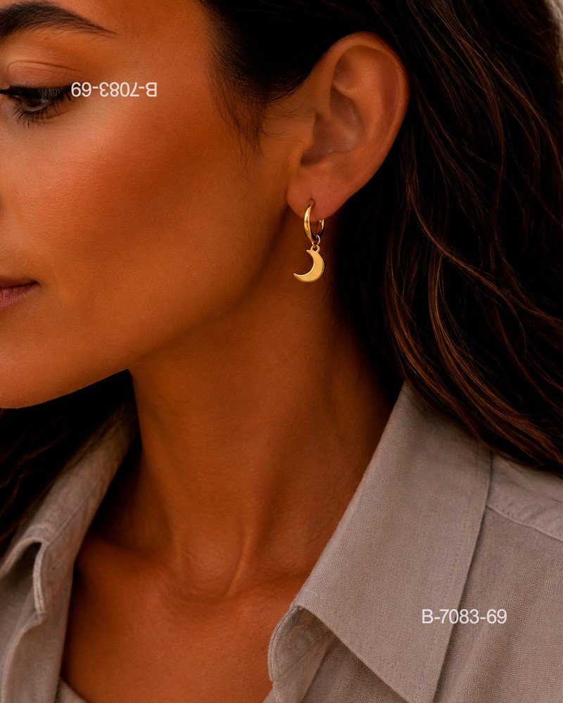 Aros o pendientes colgantes de diseño elegante en color dorado, compuestos por una pequeña argolla metálica y un dije colgante en forma de media luna lisa B7083