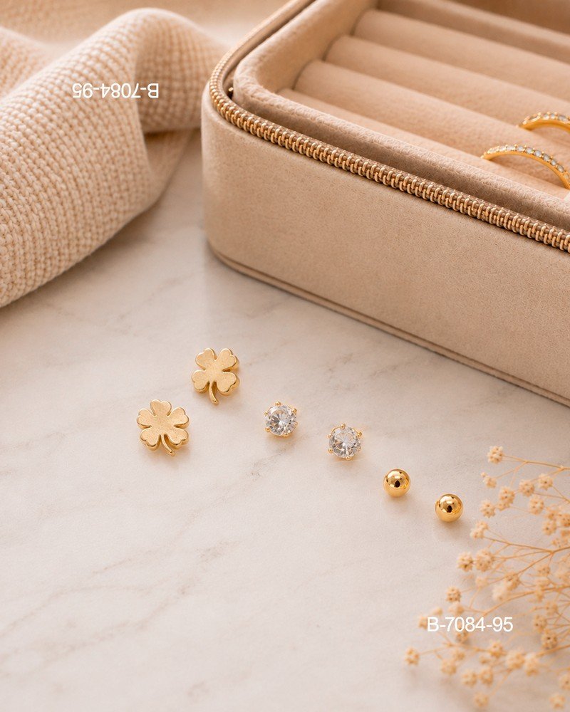 Set de caravanas pequeñas de diseño delicado en color dorado, compuesto por tres pares diferentes B7084