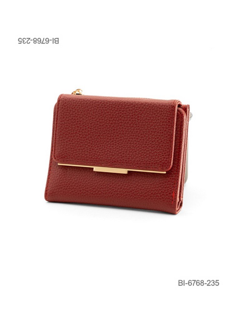 Billetera mediana de cuerina con solapa y detalle de barra metálica dorada (color rojo/bordó) BI6768