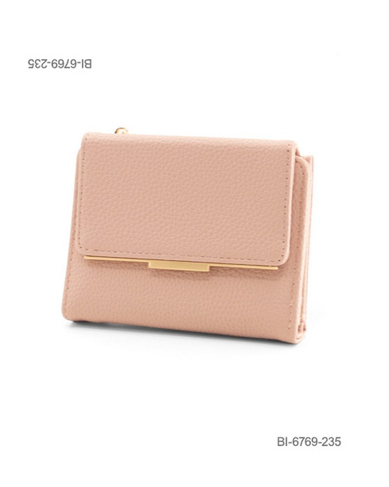 Billetera mediana de cuerina con solapa y detalle de barra metálica dorada (color rosa / nude) BI6769