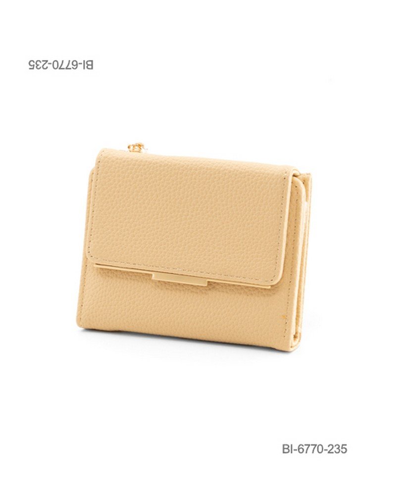 Billetera mediana de cuerina con solapa y detalle de barra metálica dorada (color beige / crema) BI6770