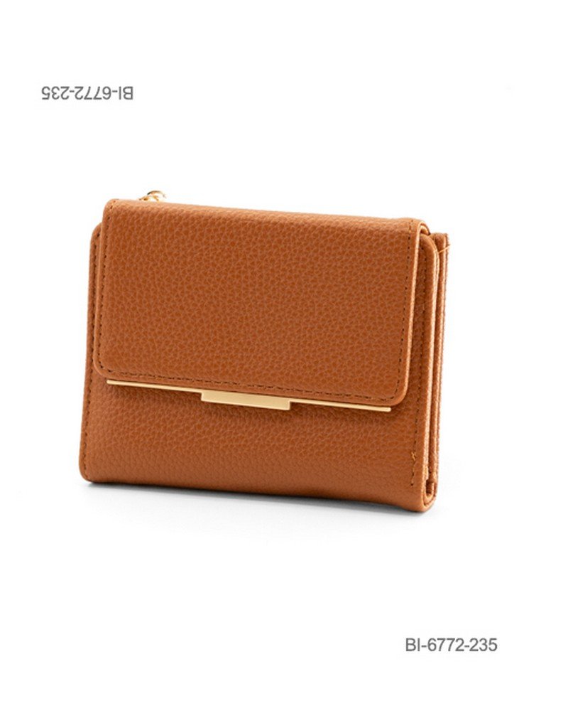 Billetera mediana de cuerina con solapa y detalle de barra metálica dorada (color marrón / caramelo) BI6772