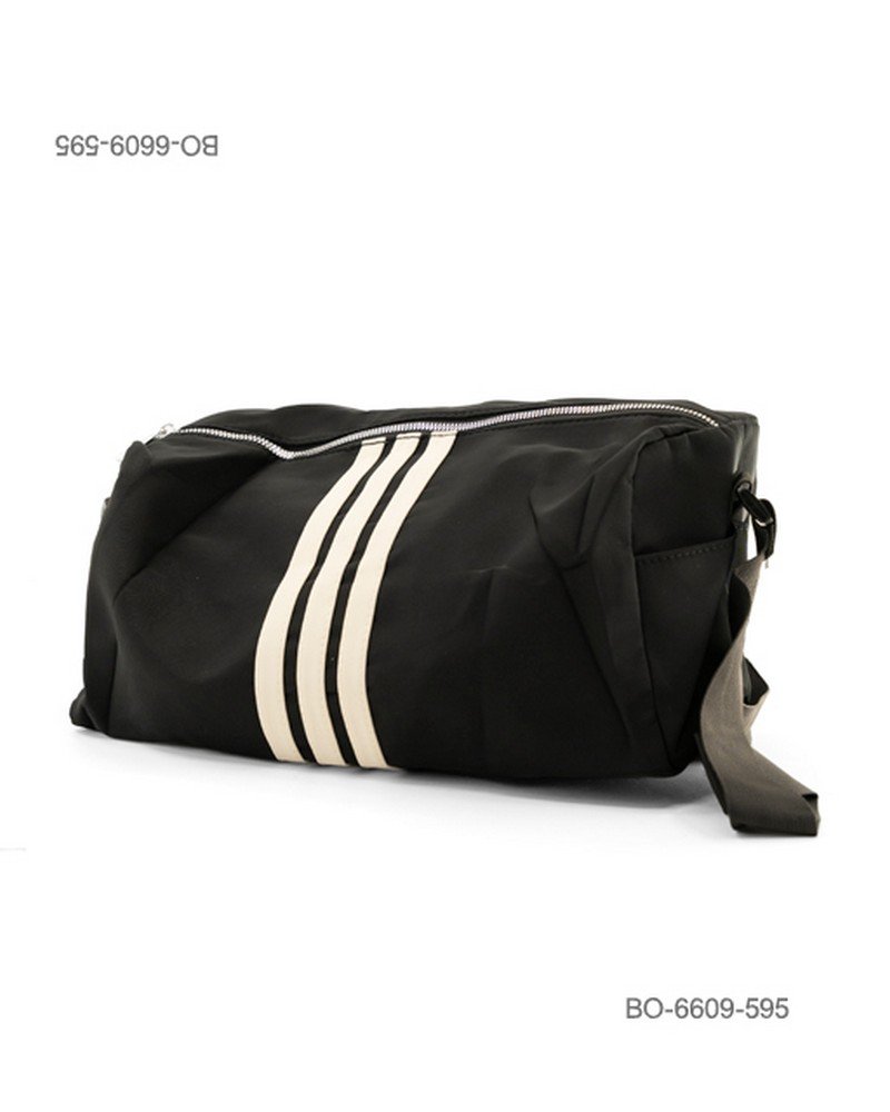Bolso de mano deportivo o de viaje (tipo duffel) de tela suave para dama con diseño frontal de tres franjas claras, correa ajustable para el hombro y cierre superior BO6609
