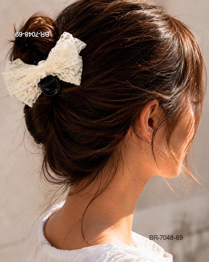 Broche para el cabello con diseño de moño o lazo de encaje color crema o marfil, ajustado a una estructura tipo pinza BR7048