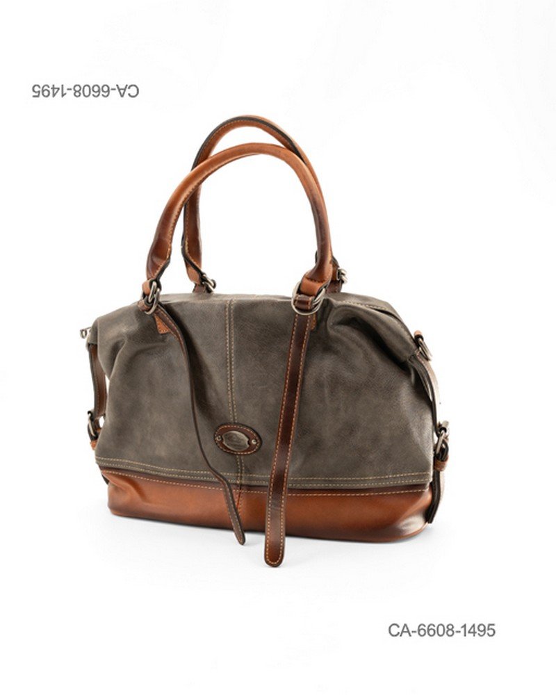 Cartera de mano estructurada de eco-cuero para dama con diseño combinado en tonos gris y marrón, costuras decorativas, asas dobles y detalle de placa metálica frontal CA6608