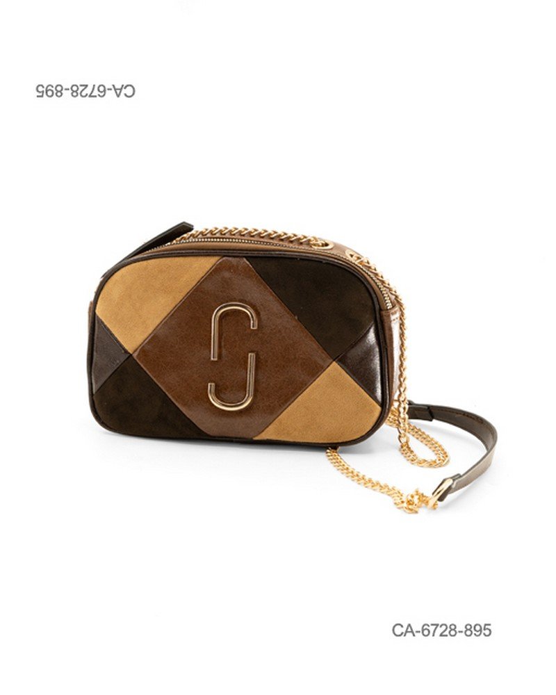 Cartera bandolera estructurada de eco-cuero y gamuza para dama con diseño geométrico multicolor en tonos marrones, herrajes dorados, cierre superior y correa combinada de cadena CA6728