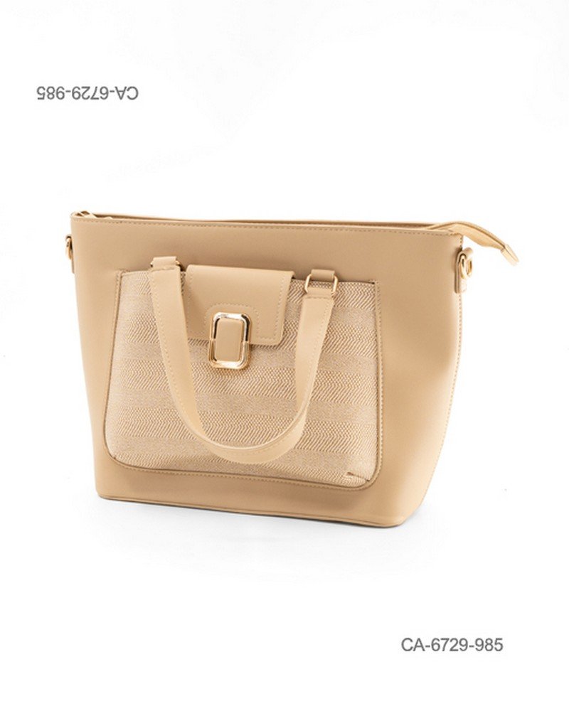 Cartera de eco-cuero para dama con bolsillo frontal texturizado, solapa con hebilla metálica rectangular, asas superiores y cierre superior CA6729