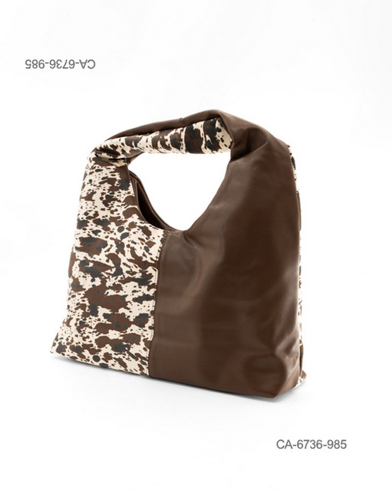 Cartera de mano o hombro de eco-cuero para dama con diseño combinado en color marrón liso y estampado animal print estilo vaca, asa integrada y estilo moderno CA6736