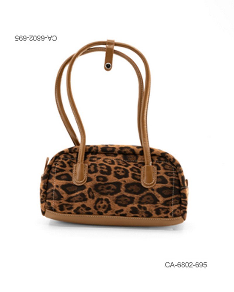 Cartera de mano alargada de eco-cuero y textura suave con diseño de estampado animal print, asas largas de hombro y cierre superior CA6802