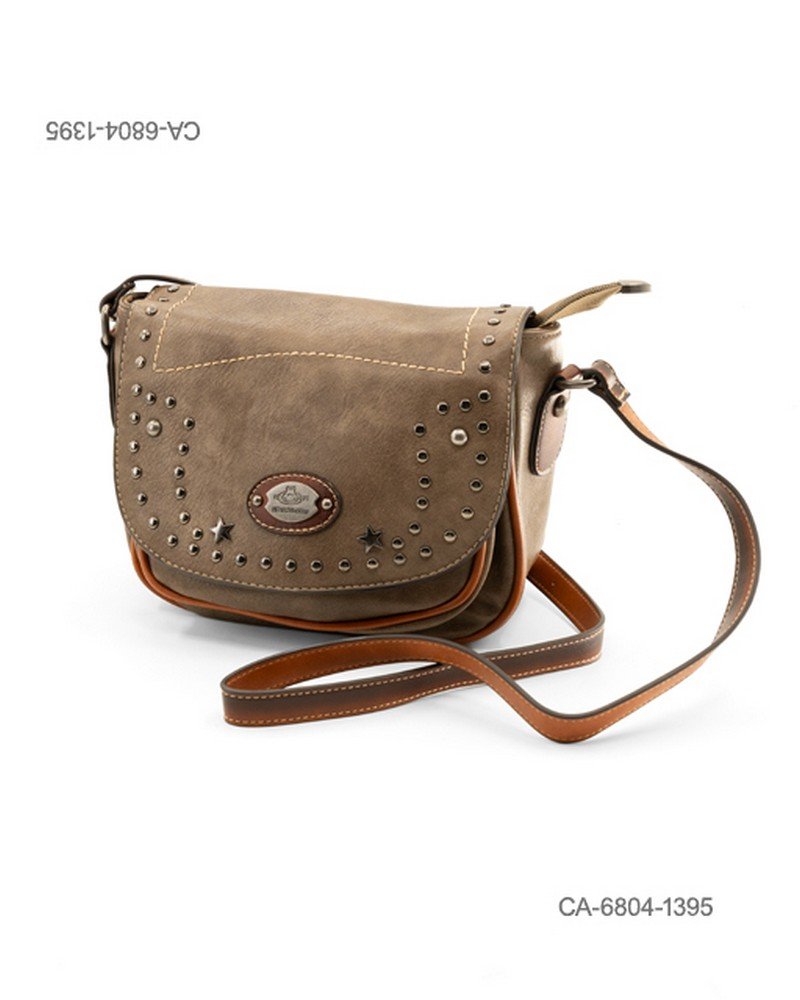 Cartera bandolera de eco-cuero para dama con solapa frontal, detalles de tachas y apliques en forma de estrella, placa metálica distintiva y correa ajustable para el hombro CA6804
