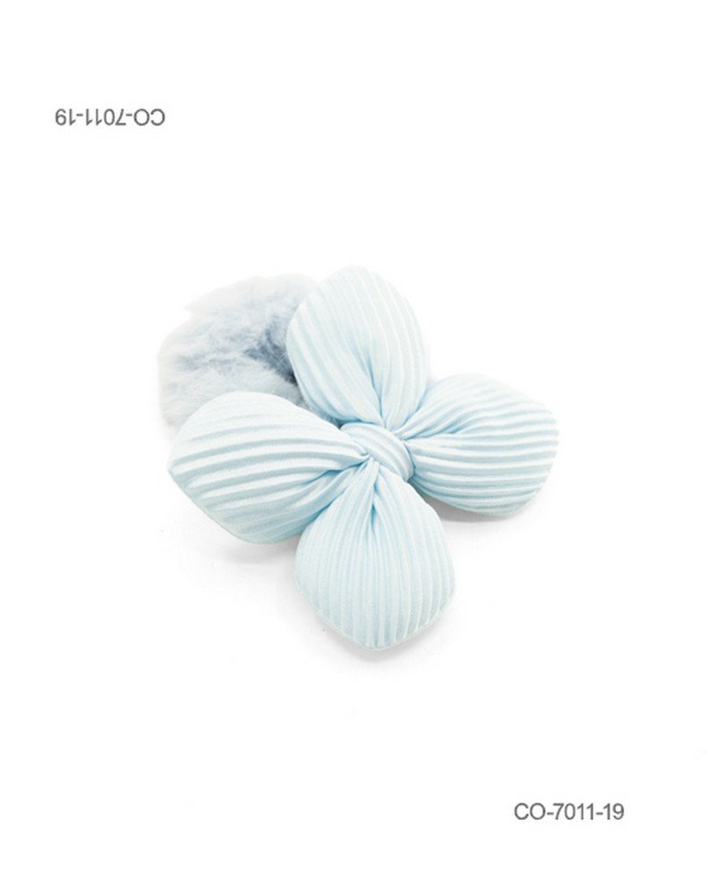 Colero para el cabello tipo scrunchie con diseño de mariposa de tela plisada en color celeste y parte posterior de textura suave CO7011