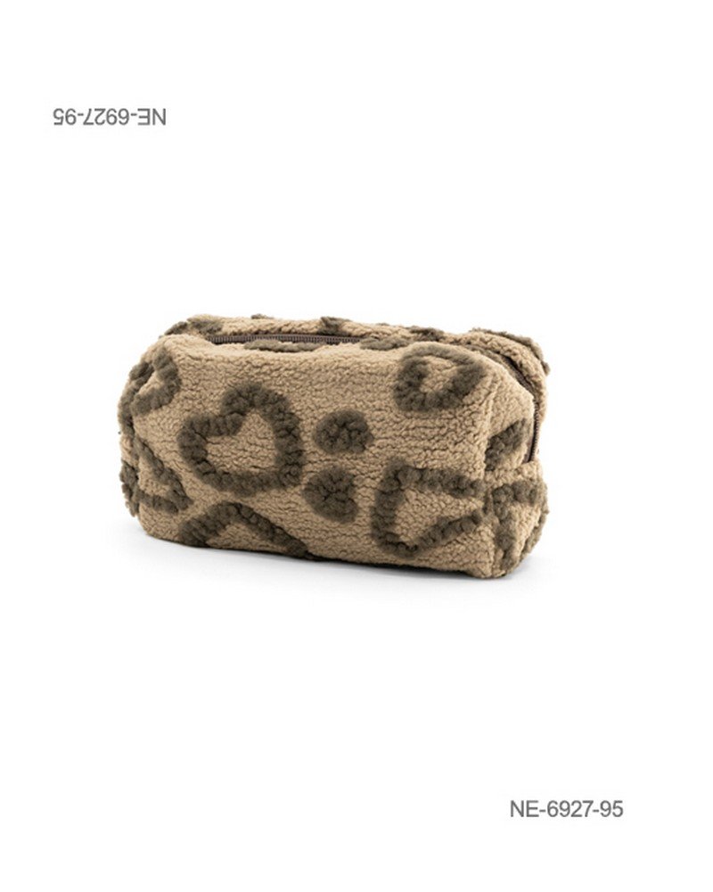 Neceser o estuche de textura suave y afelpada (tipo corderito) para dama con diseño de estampado de corazones, cierre superior y compartimento principal NE6927