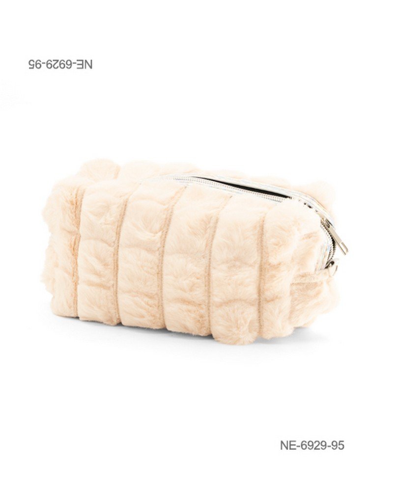 Neceser o estuche de textura suave y afelpada (tipo peluche o corderito) para dama con diseño acolchado de líneas verticales, cierre superior y compartimento principal NE6929