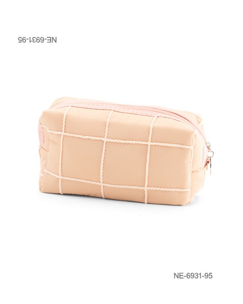 Neceser o estuche acolchado de tela suave para dama con diseño cuadriculado de costuras en relieve, cierre superior y compartimento principal NE6931