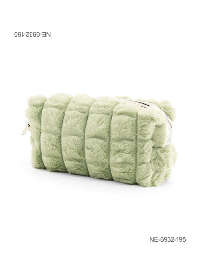 Neceser o estuche de textura suave y afelpada (tipo peluche o corderito) para dama con diseño acolchado de líneas verticales, cierre superior y compartimento principal NE6932