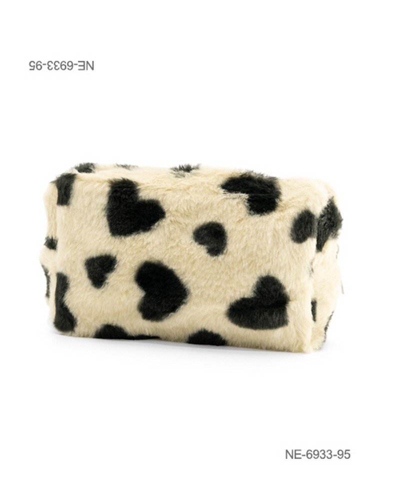 Neceser o estuche de textura suave y afelpada (tipo peluche o corderito) para dama con diseño de estampado de corazones negros sobre fondo beige, cierre superior y compartimento principal NE6933