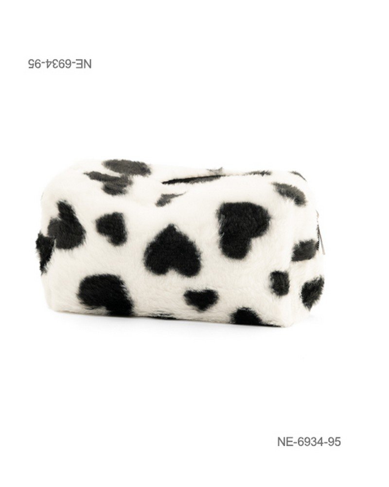 Neceser o estuche de textura suave y afelpada (tipo peluche o corderito) para dama con diseño de estampado de corazones negros sobre fondo blanco, cierre superior y compartimento principal NE6934