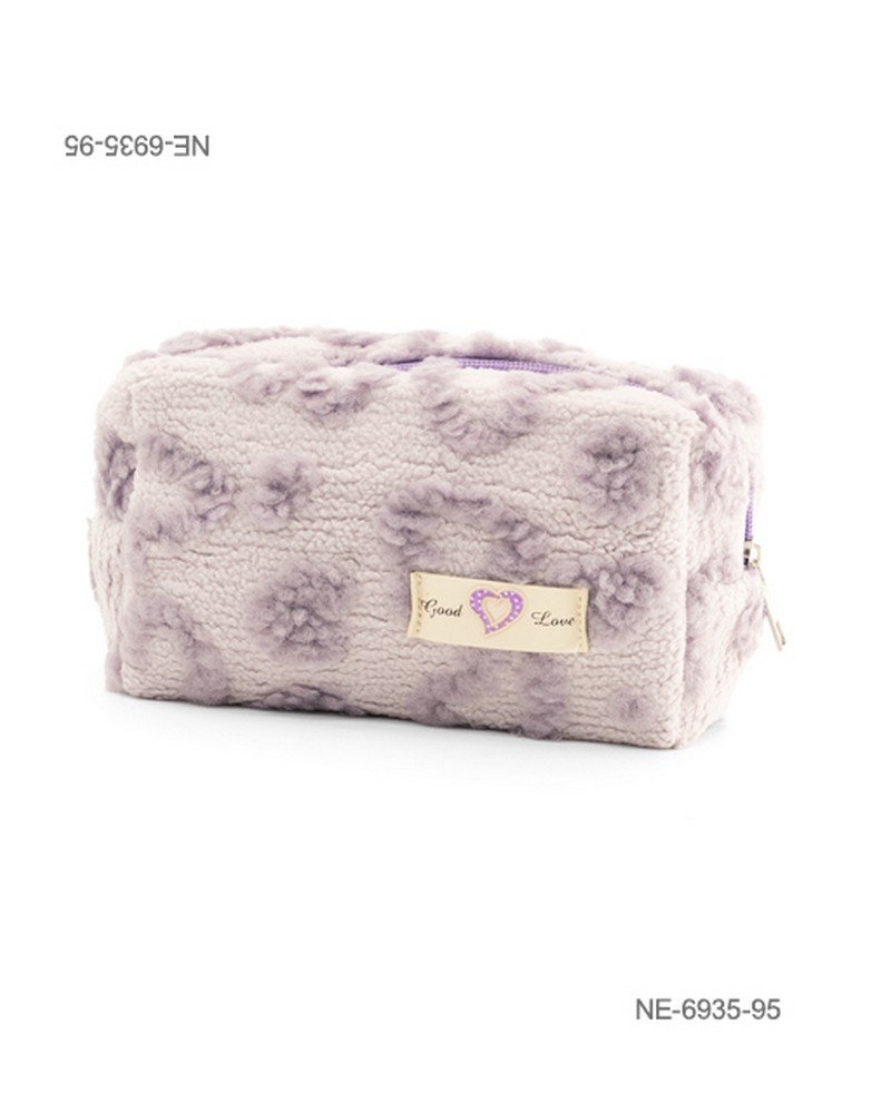 Neceser o estuche de textura suave y afelpada (tipo corderito) para dama con diseño de estampado de corazones, etiqueta decorativa con la inscripción "Good Love", cierre superior y compartimento principal NE6935