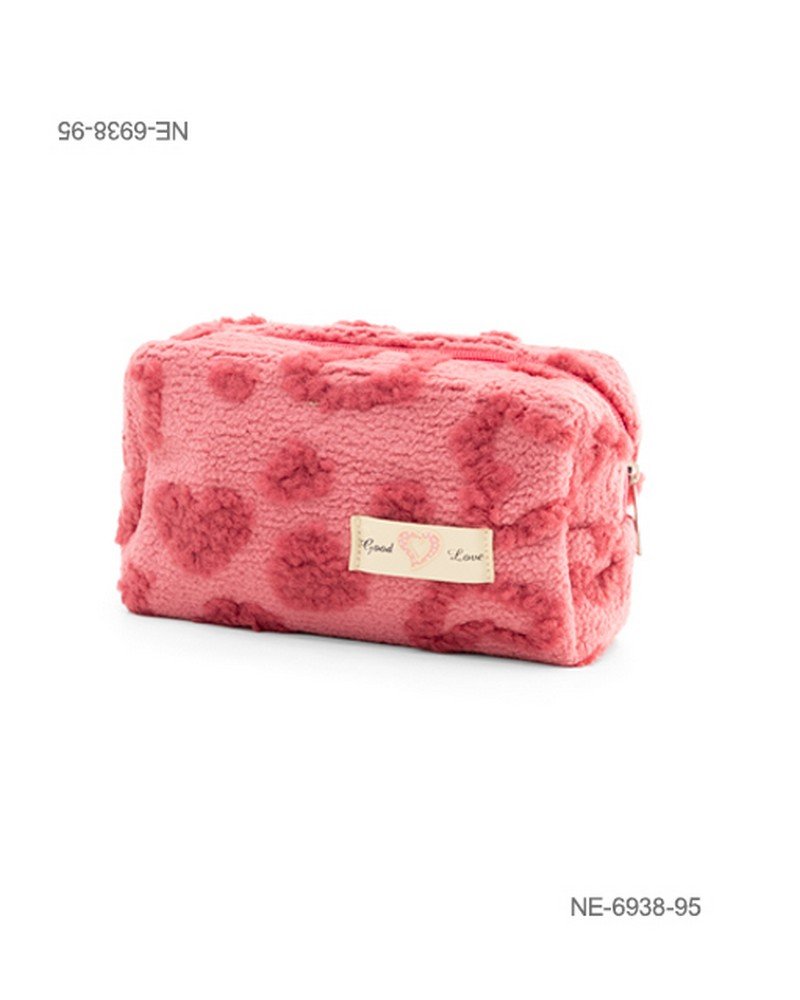 Neceser o estuche de textura suave y afelpada (tipo corderito) para dama con diseño de estampado de corazones, etiqueta decorativa con la inscripción "Good Love", cierre superior y compartimento principal NE6938