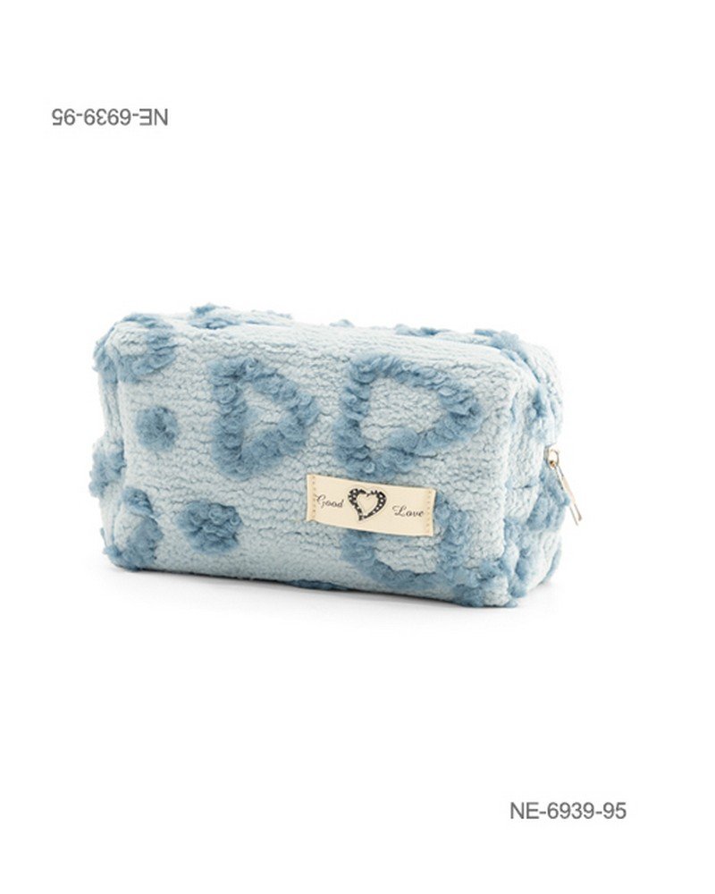Neceser o estuche de textura suave y afelpada (tipo corderito) para dama con diseño de estampado de corazones, etiqueta decorativa con la inscripción "Good Love", cierre superior y compartimento principal NE6939