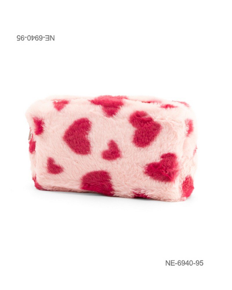 Neceser o estuche de textura suave y afelpada (tipo peluche o corderito) para dama con diseño de estampado de corazones fucsias sobre fondo rosa claro, cierre superior y compartimento principal NE6940