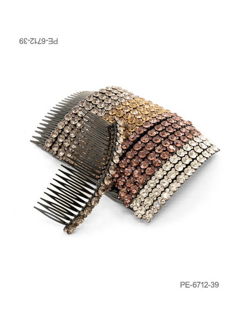 Peineta para el cabello de diseño curvo en color gris oscuro o peltre, completamente revestidas en la parte superior con hileras de pedrería o cristales en tonos degradados PE6712