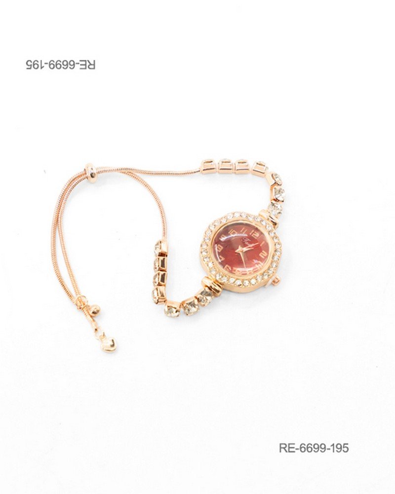 Reloj de pulsera para mujer de diseño elegante en color dorado, con caja circular de fondo rojizo o rosado ornamentada con un cerco de pedrería brillante y una correa combinada con eslabones de cristales y un sistema de ajuste deslizante RE6699
