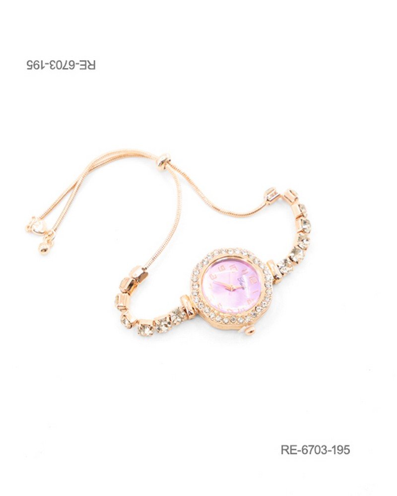 Reloj de pulsera para mujer de diseño elegante en color dorado, con caja circular de fondo rosado o lila ornamentada con un cerco de pedrería brillante y una correa combinada con cristales y un sistema de ajuste deslizante RE6703