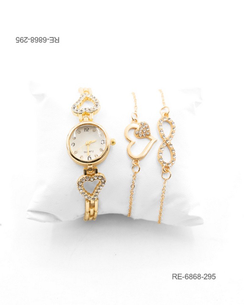 Set de regalo para mujer en color dorado, compuesto por un reloj de pulsera con caja circular y detalles de corazones con pedrería brillante en la correa, acompañado por dos pulseras finas a juego RE6868