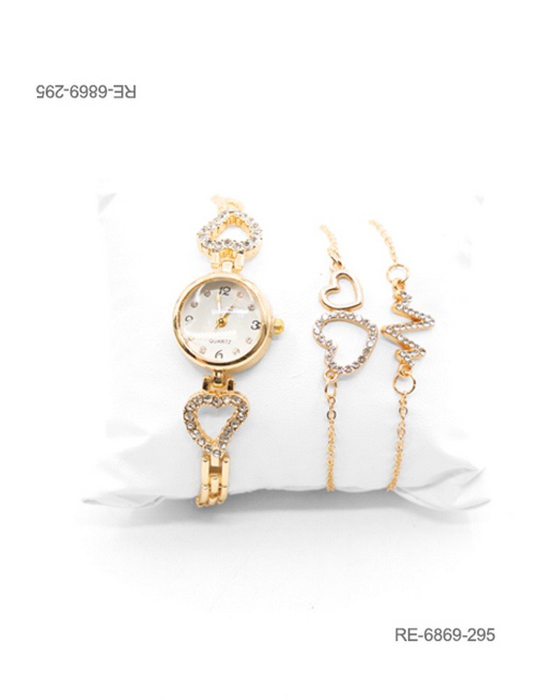 Set de regalo para mujer en color dorado, compuesto por un reloj de pulsera con caja circular y detalles de corazones con pedrería brillante en la correa, acompañado por dos pulseras finas a juego RE6869