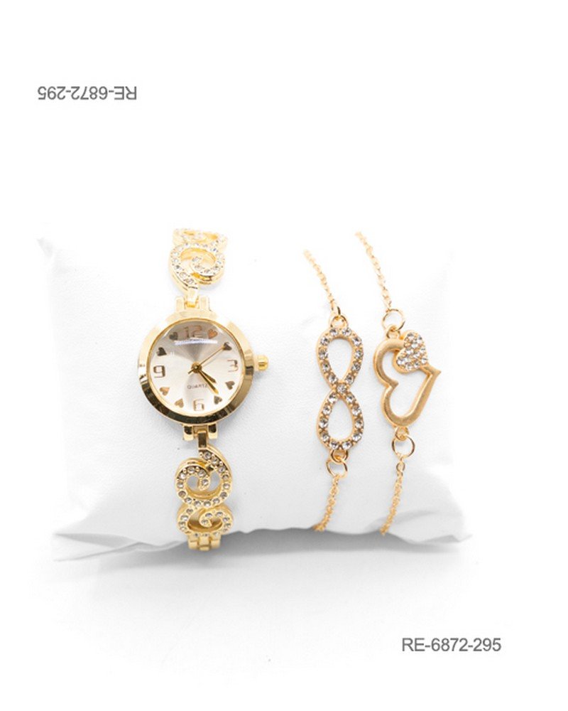 Set compuesto por un reloj de pulsera con caja circular y detalles de volutas o remolinos con pedrería brillante en la correa, acompañado por dos pulseras finas a juego RE6872