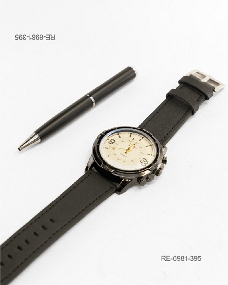 Set compuesto por un reloj de pulsera con esfera clara, números grandes y caja metálica oscura con correa de cuero sintético negro, acompañado por un bolígrafo elegante a juego RE6891