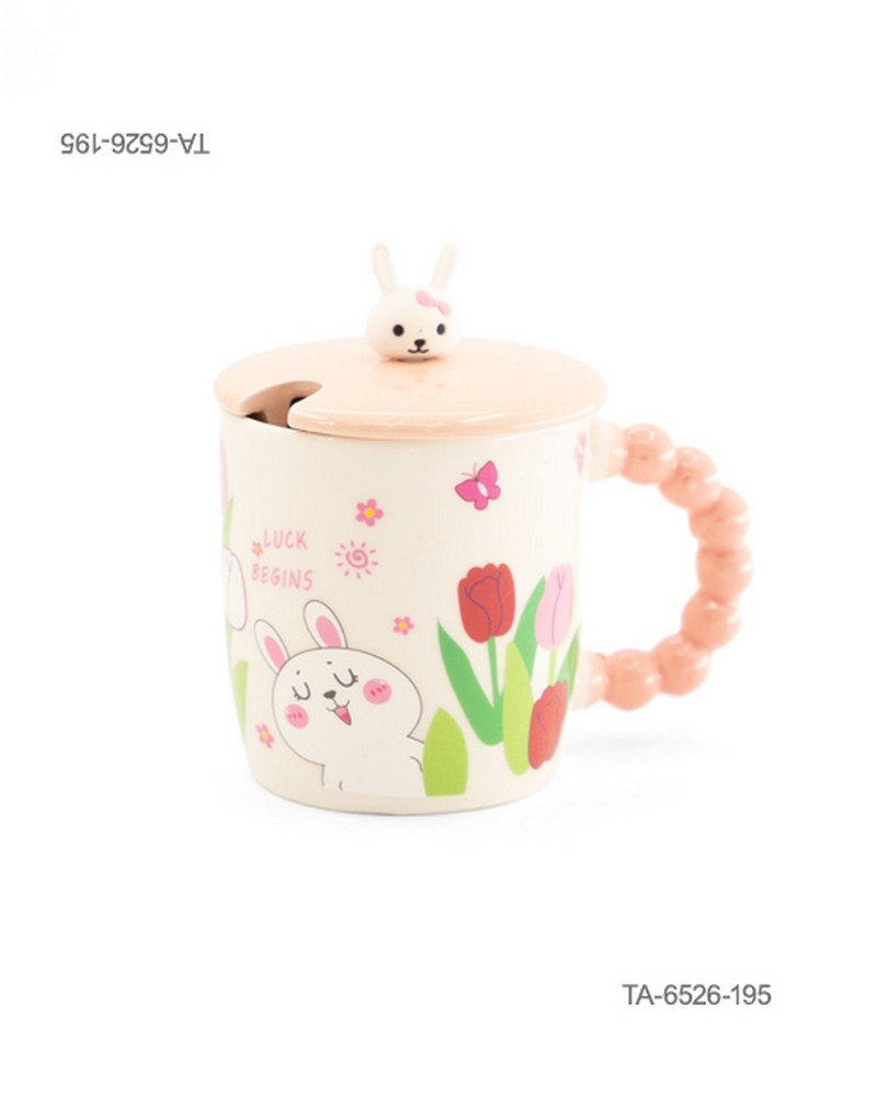 Taza o jarra de cerámica para té o café con diseño tierno de un conejito y tulipanes, inscripción "LUCK BEGINS", mango con relieve de esferas, tapa a juego con figura decorativa de conejito y cuchara TA6526