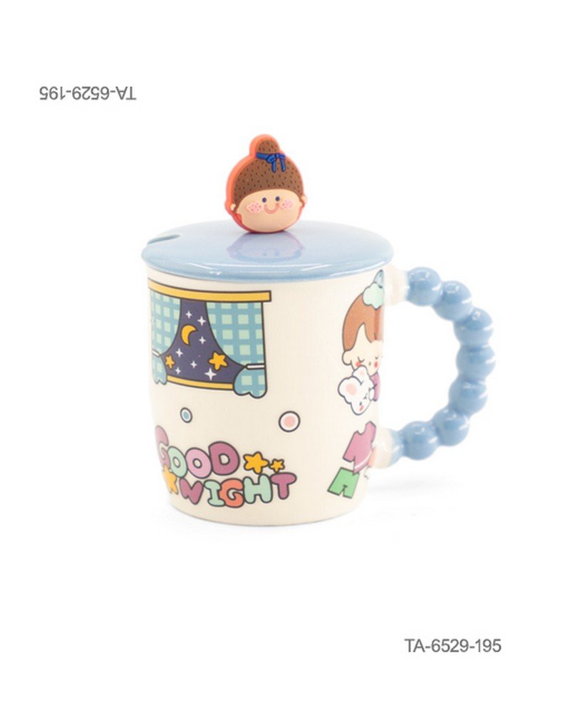 Taza o jarra de cerámica para té o café con diseño nocturno de una ventana con estrellas, la inscripción "GOOD NIGHT", mango azul con relieve de esferas, tapa celeste a juego con figura decorativa de personaje y cuchara TA6529