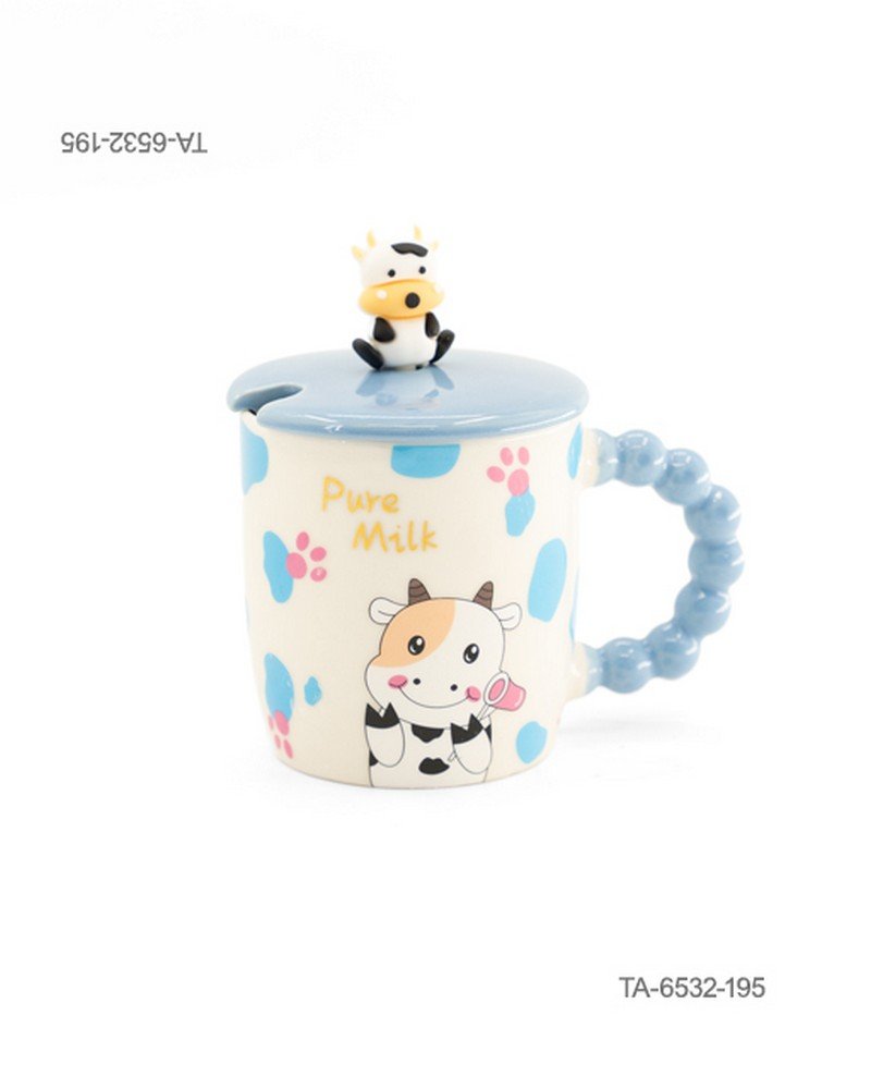 Taza o jarra de cerámica para té o café con diseño tierno de vaquita, manchas celestes, huellitas y la inscripción "Pure Milk", mango azul con relieve de esferas, tapa celeste a juego con figura decorativa de vaquita y cuchara TA6532