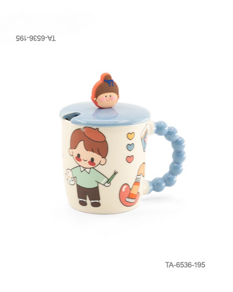 Taza o jarra de cerámica para té o café con diseño tierno de un niño artista con paleta y pincel, mango azul con relieve de esferas, tapa celeste a juego con figura decorativa de personaje y cuchara TA6536