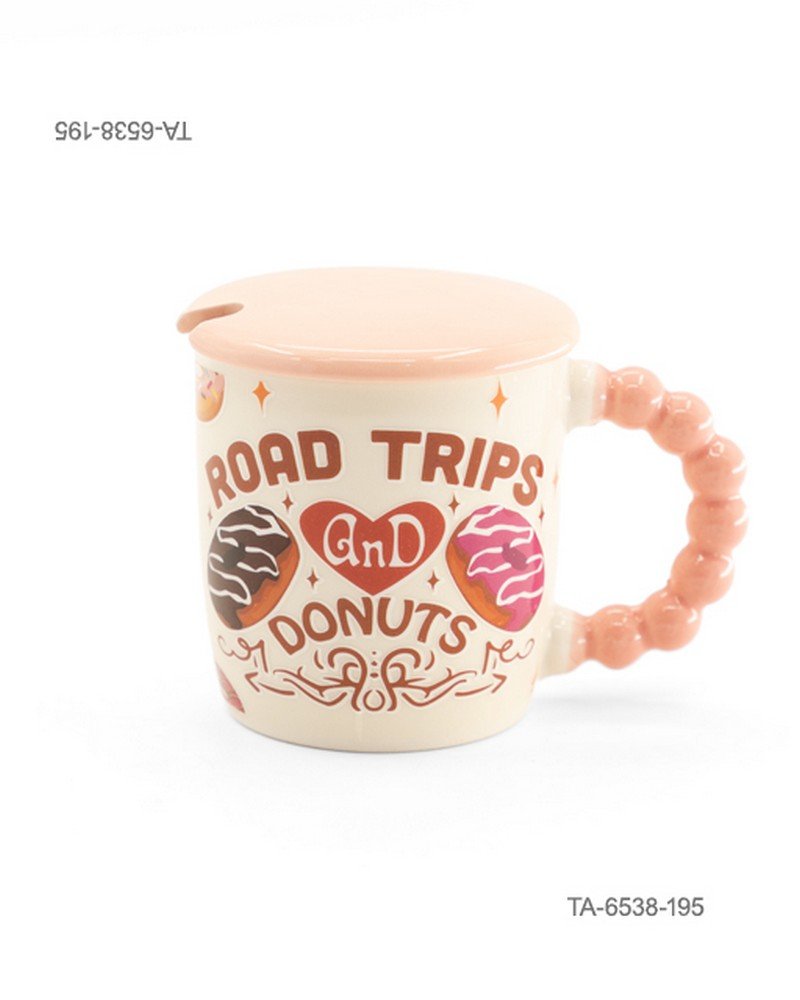 Taza o jarra de cerámica para té o café con diseño de donas, un corazón y la inscripción "ROAD TRIPS AnD DONUTS", mango rosa con relieve de esferas, tapa rosa a juego y cuchara TA6538