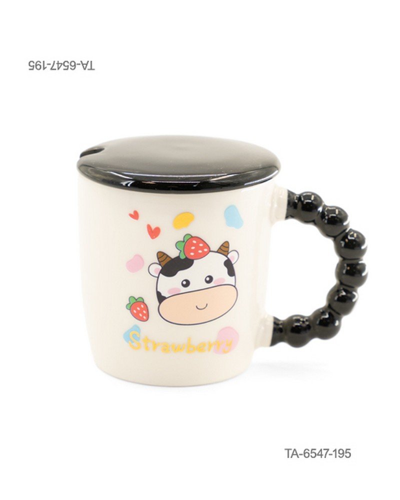 Taza o jarra de cerámica para té o café con diseño tierno de vaquita con una fresa en la cabeza, manchas de colores, corazones y la inscripción "Strawberry", mango negro con relieve de esferas, tapa negra a juego TA6547
