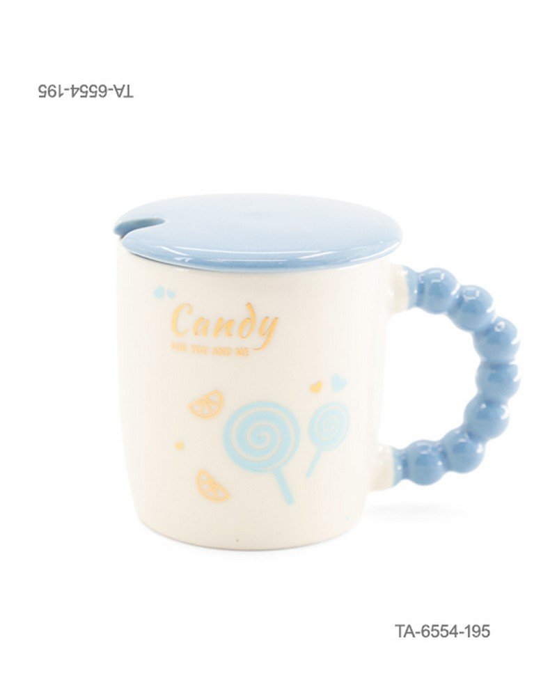 Taza o jarra de cerámica para té o café con diseño de piruletas en espiral, rodajas de cítricos y la inscripción "Candy FOR YOU AND ME", mango azul con relieve de esferas, tapa celeste a juego TA6554