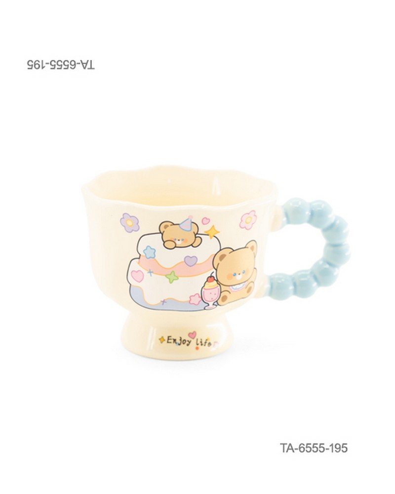 Taza o jarra de cerámica para té o café con diseño de ositos tiernos, un pastel grande, flores y la inscripción "Enjoy life", mango azul con relieve de esferas y base alta TA6555