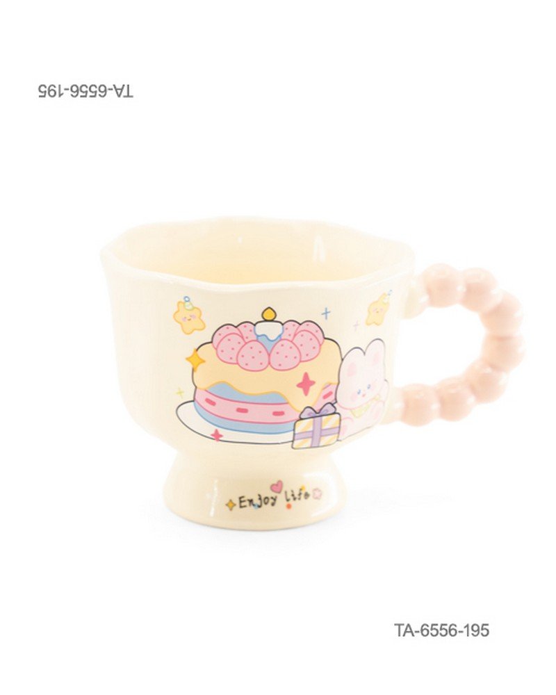 Taza o jarra de cerámica para té o café con diseño de un conejito tierno, un pastel grande decorado con fresas y una vela, un regalo, estrellitas y la inscripción "Enjoy life", mango rosa con relieve de esferas y base alta TA6556