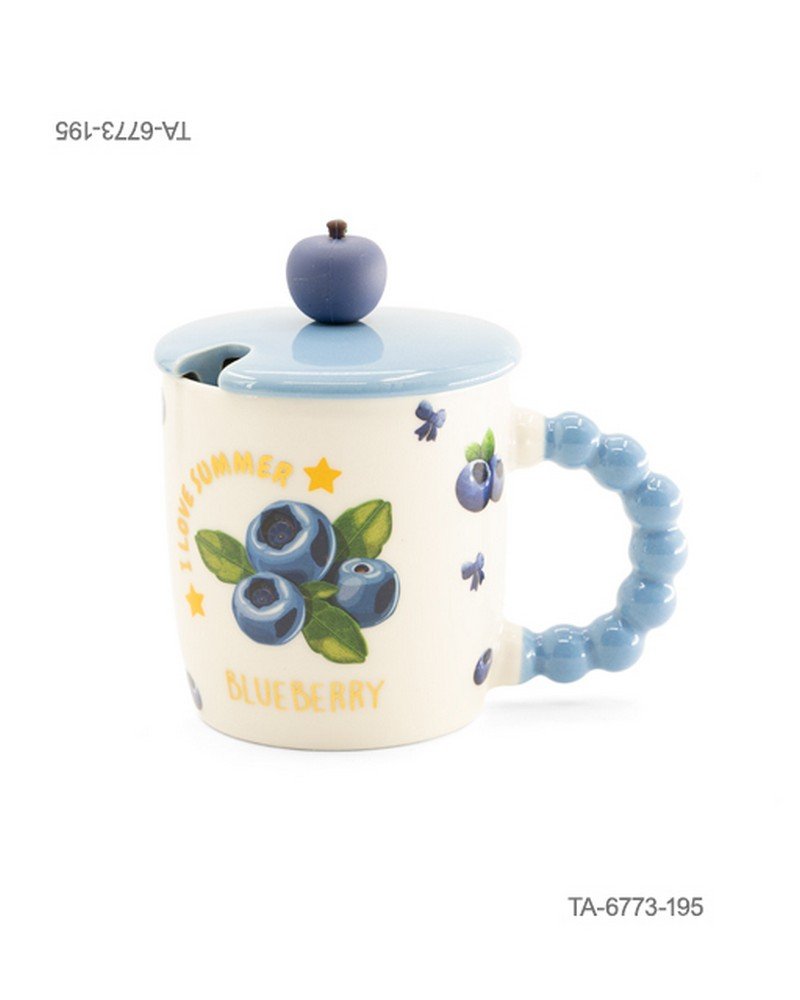 Taza o jarra de cerámica para té o café con diseño de arándanos, hojas verdes, estrellas y la inscripción "I LOVE SUMMER" y "BLUEBERRY", mango azul con relieve de esferas, tapa celeste a juego con figura decorativa de arándano TA6773